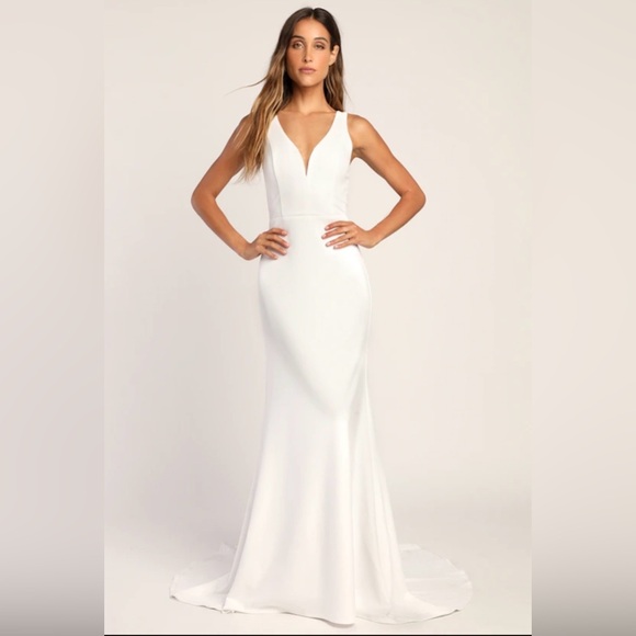 Elegant White Wedding Dress - Picture 2 of 6